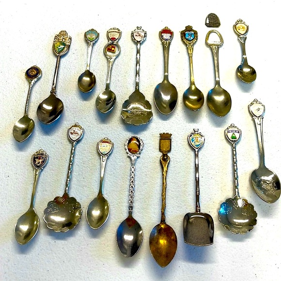 Lot of 17 Souvenir Spoons - Picture 6 of 7
